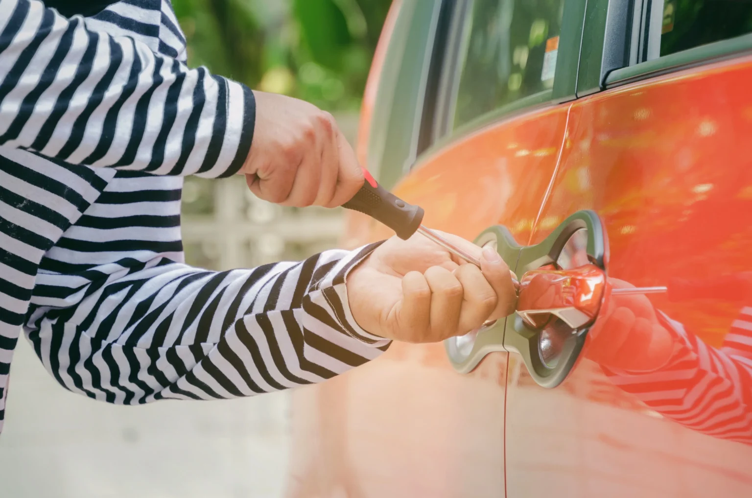 la-section-mediane-d-un-voleur-s-ouvrant-avec-un-tournevis-pendant-le-vol-d-une-voiture